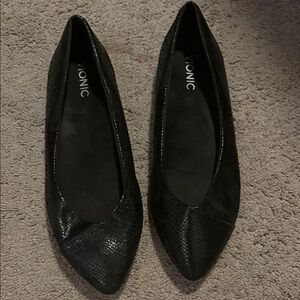 Vionic Black Flats Sleek Design Slip-On